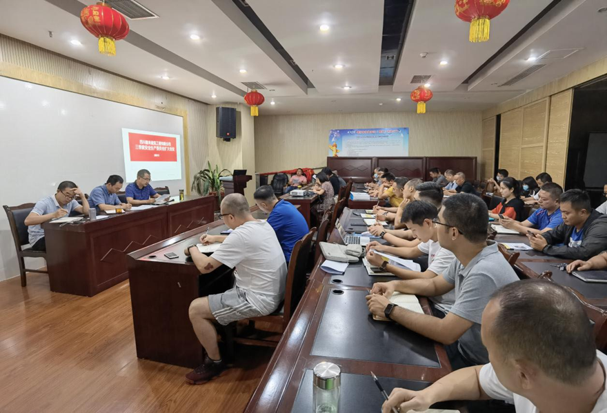 圖一：9月8日，嘉來建工召開安全生產(chǎn)擴(kuò)大會(huì)議，組織安委會(huì)成員、工程管理人員、分包合作單位現(xiàn)場(chǎng)負(fù)責(zé)人、安全管理員集體學(xué)習(xí)新《安全生產(chǎn)法》。_副本