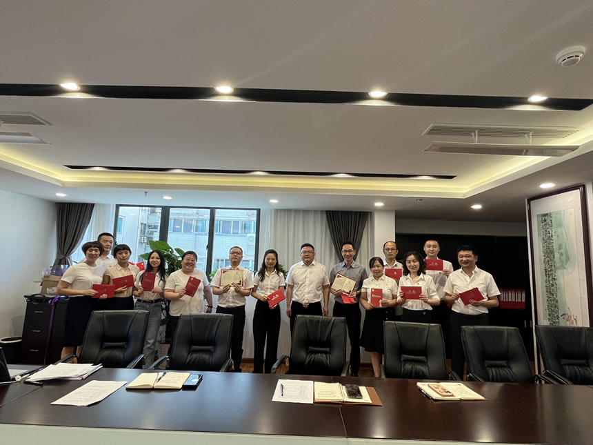 為13名黨員過(guò)政治生日 為13名黨員過(guò)政治生日